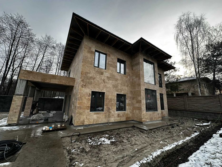 Преміальний будинок з великою ділянкою серед зелені