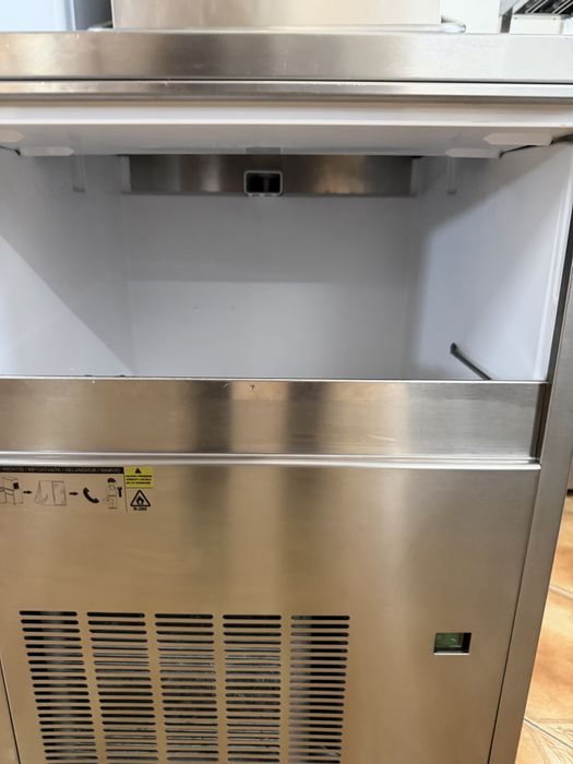 Maquina de Gelo  triturado  Brema  Produção de 60 kg a 90 kg em 24 horas