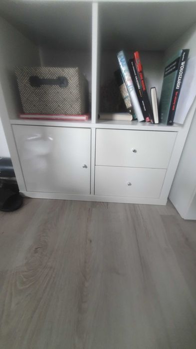 Mała biała szafeczka