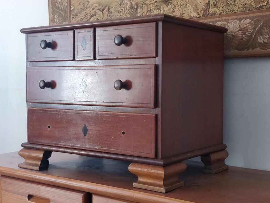 Cómoda/mesa de cabeceira