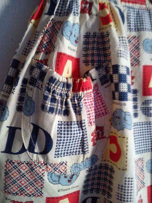 Vestido de menina com quadrados e letras gola com laço Tam:5/6 anos