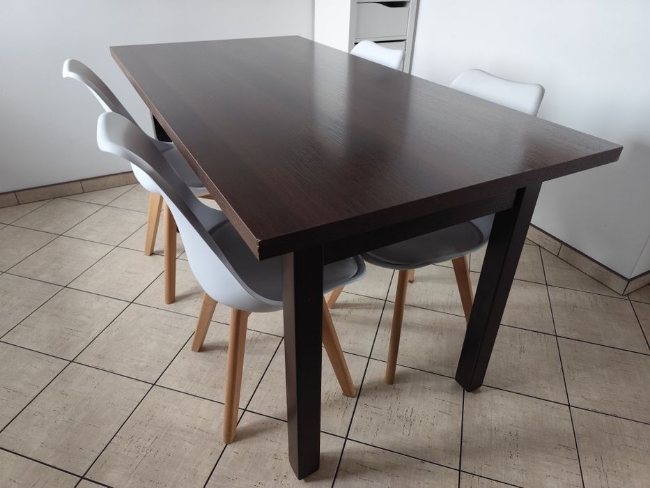 Stół z 4 krzesłami