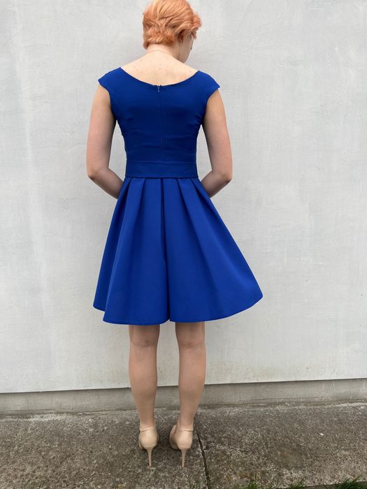 Piękna szafirowa sukienka