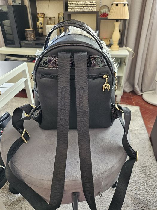 Mochila preta marca Cavalinho