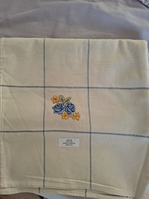 Vende se toalha de mesa nova 160x160 com bordados