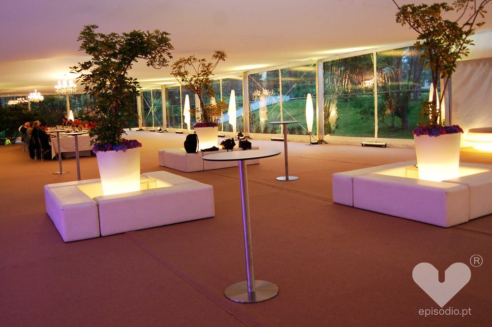 Vende-se! Mesa Bistro Alta em Aço Inoxidável e Tampo Fenólico Branco