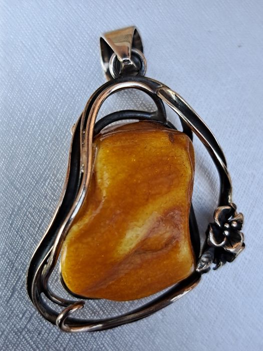 Zawieszka srebro oksydowane 925 z naturalnym antycznym bursztynem bałt