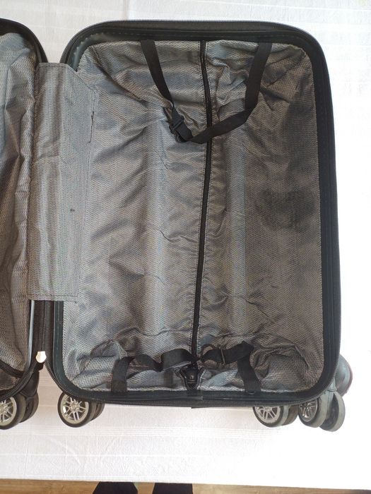 Чемодан для ручной клади