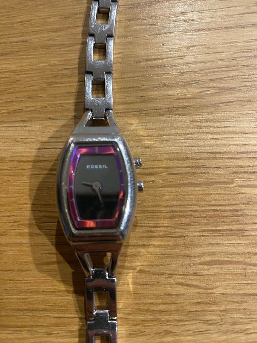 Zegarek damski Fossil – srebrny, czarna tarcza z bordową ramką