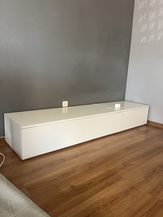 Móvel de sala branco com LED e gavetas “click”