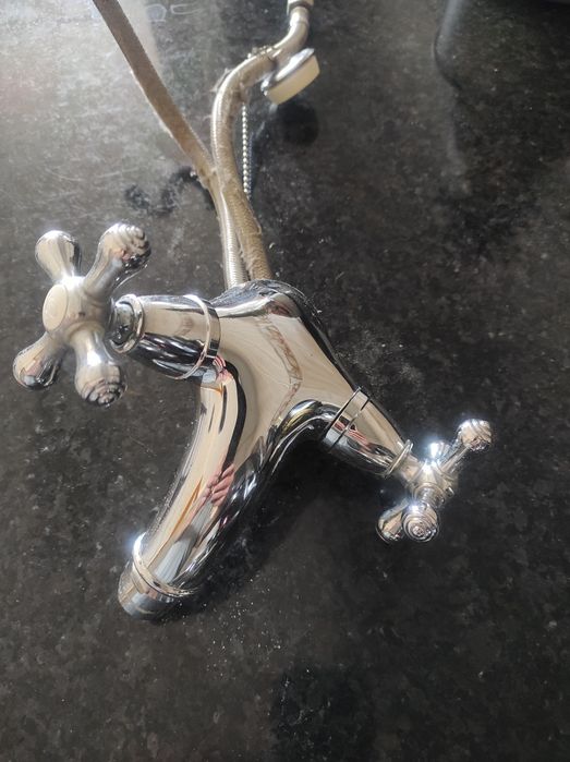 Bidé da marca roca, torneira,  toalheiro e saboneteira