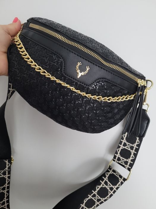 Torebka czarna nerka na pasku na zamku