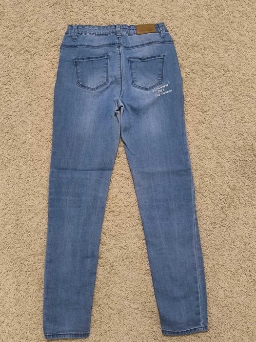 RESERVED jeansy skinny fit z napisami roz. 152 cm