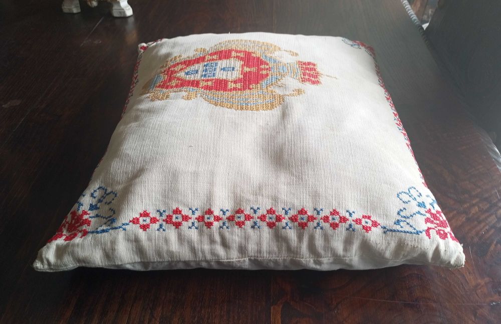 Antiga almofada bordada com as Armas do Reino de Portugal
