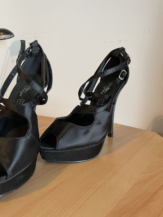 Sandália de salto alto