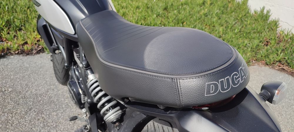 Troco mota  Ducati 800 Dark de 2022 por carro ou mota recente, clássico ou outra