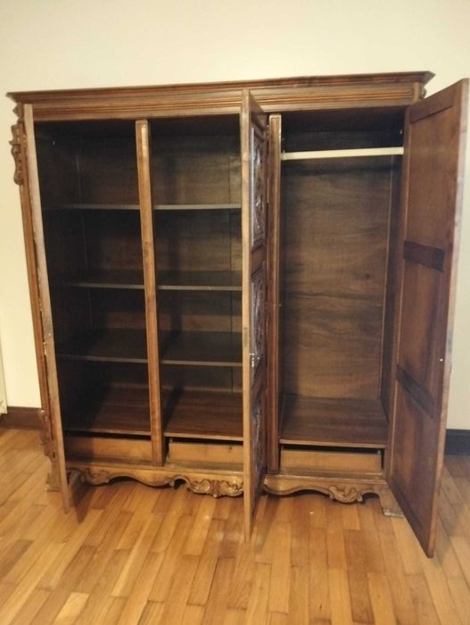 Roupeiro em madeira maciça