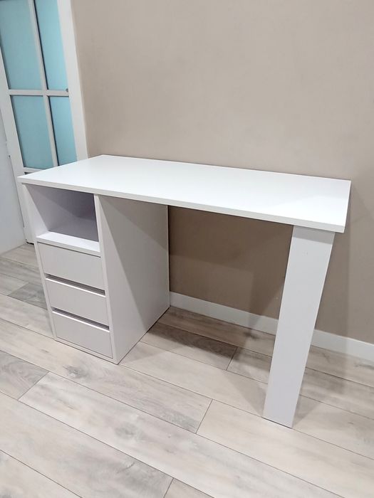 Манікюрний стіл, столик для манікюру, стіл з висувними ящиками, 

Стіл