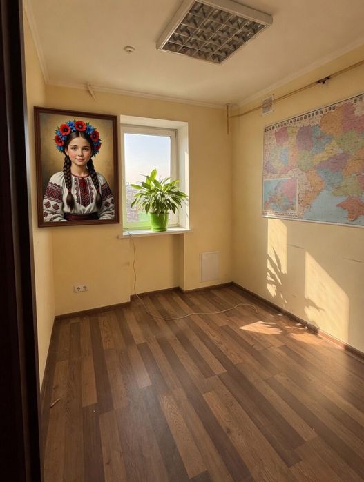 Оренда на фасаді Н.Сотні з парковкою.