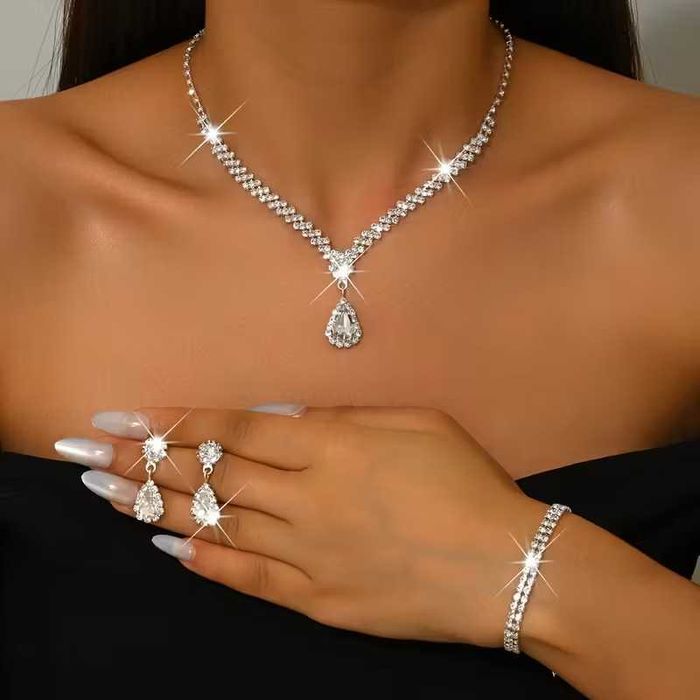 Conjuntos de "jóias", colares, alianças, anéis e guarda jóias. Novos.