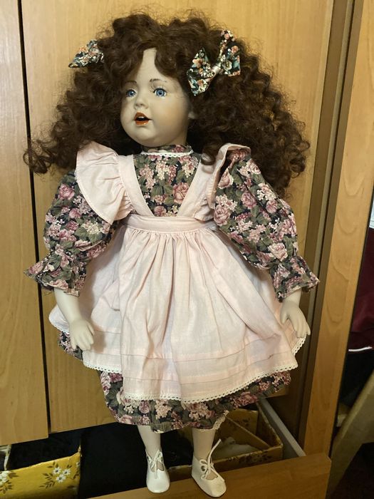 Фарфоровая кукла