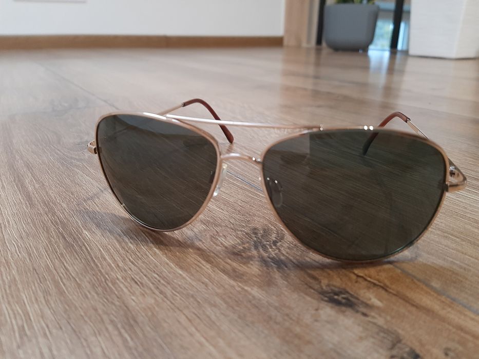 Okulary słoneczne lenonki w złotej oprawie szyk i elegancja