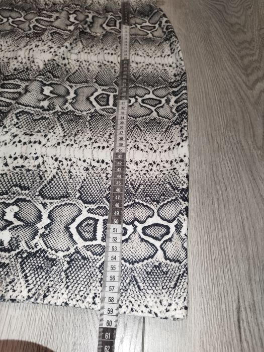 R.M G&M spódniczka mini dopasowana wężowy wzór