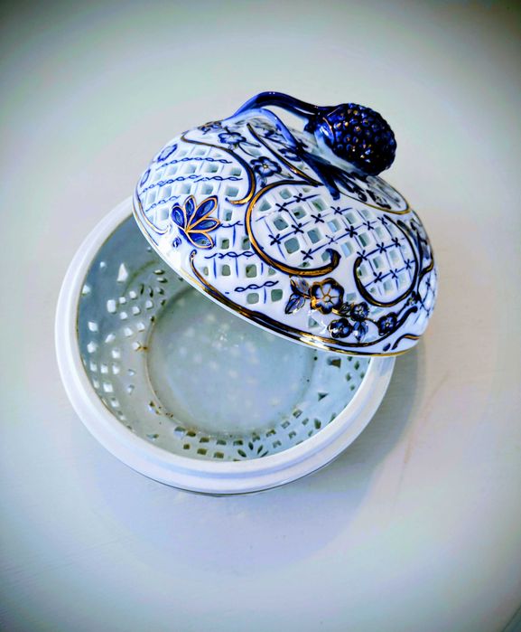 Conjunto de cinco elementos em fina porcelana, tons azul e dourado