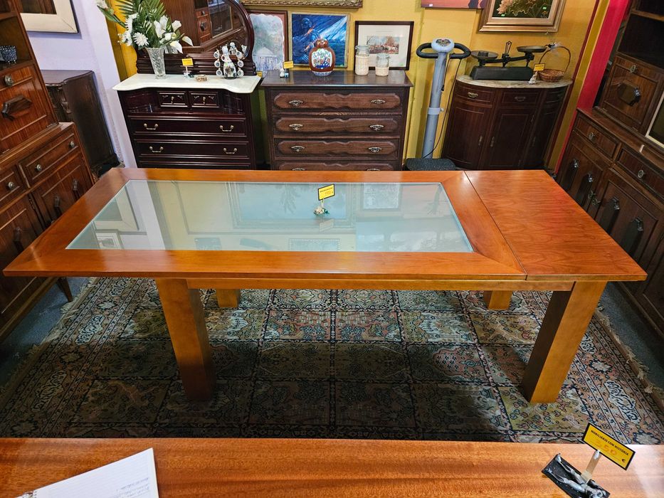 Excelente mesa de sala em madeira maciça com acabamento e