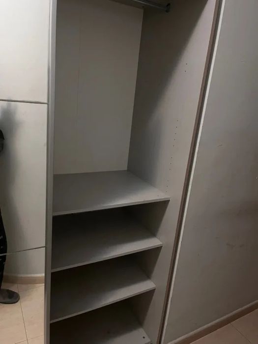 Roupeiro branco desmontado