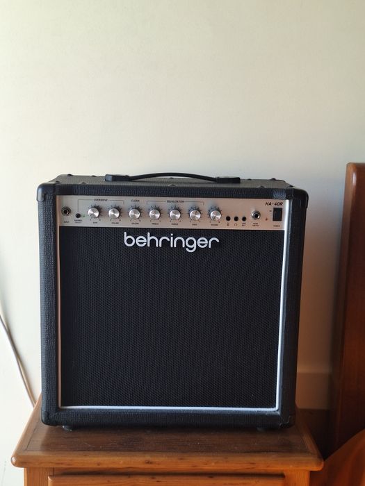 Guitarra Harley Benton ST 20 + Amplificador Behringer + Acessórios