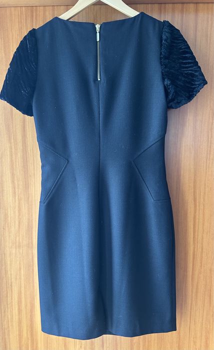 Vestido preto Cortefiel com detalhes nas mangas