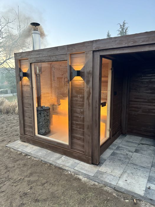 Sauna ogrodowa z miejscem na balie jacuzzi sauna balia jacuzzi