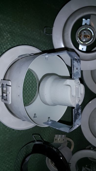 Oprawa wpuszczana sufitowa podbitka podwieszany Armstrong okrągła E 27
