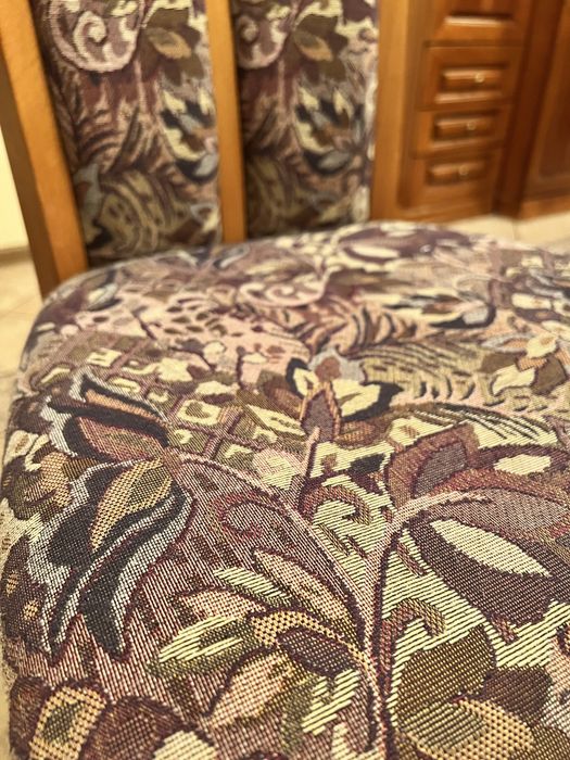 Zestaw mebli do salonu lub jadalni z dużym stołem