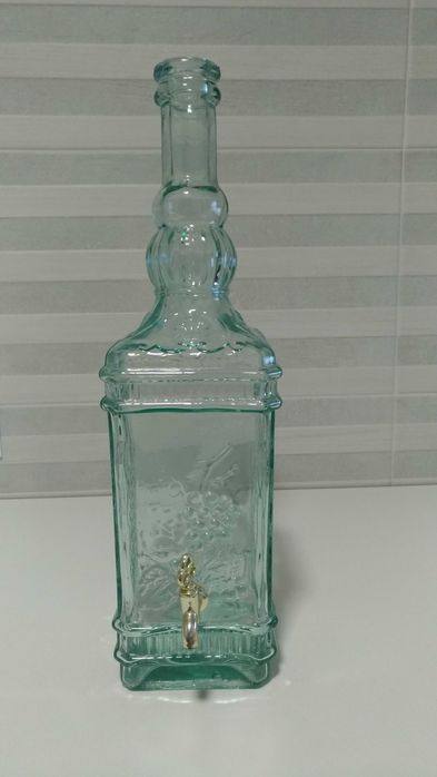 Garrafa em vidro, com utilidade ou somente decorativa em estado novo.