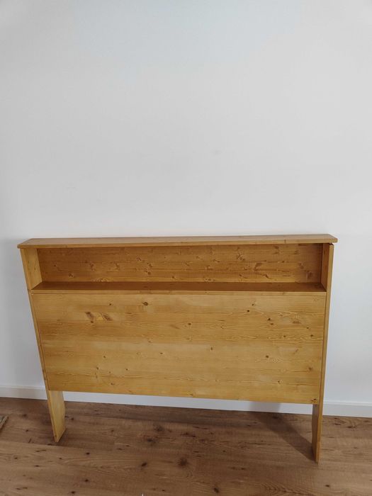 Mesa de cabeceira em madeira com arrumação, excelente estado, marca Hannun