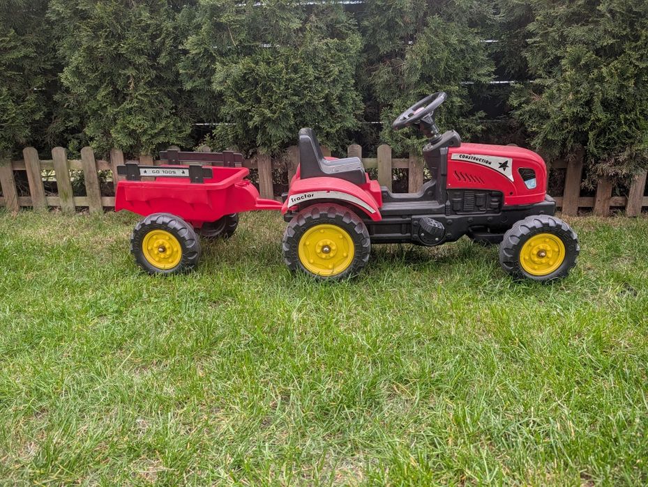 Traktor z przyczepą na pedały