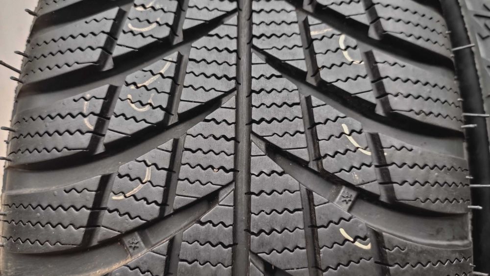 шини 215/65R17. Bridgestone . 8,5мм. 2023р. зима