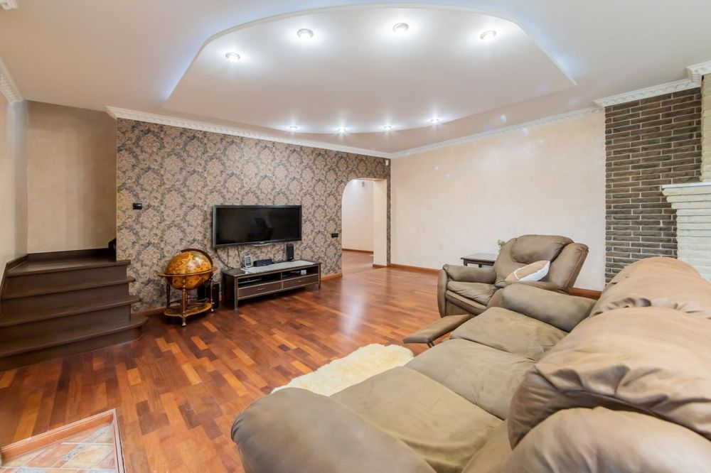 Мала Олександрівка, КМ Зелений Гай, 3пов.котедж 350м.кв.з 2 басейнами