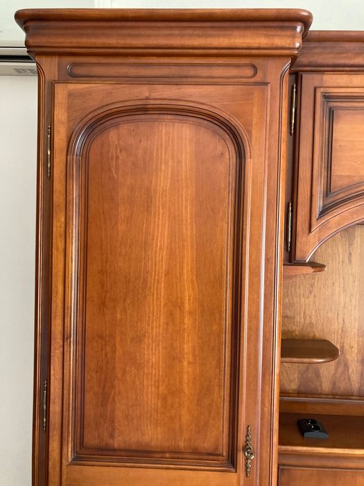 Quarto completo em cerejeira – cama, roupeiro e cabeceira