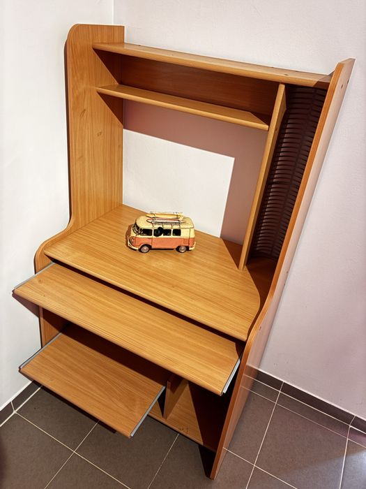 Secretary in good condition64751965984898120