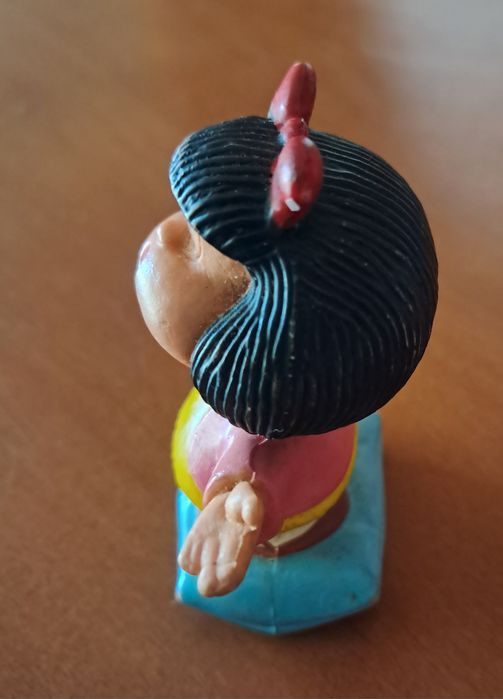 Representação em PVC da personagem Mafalda