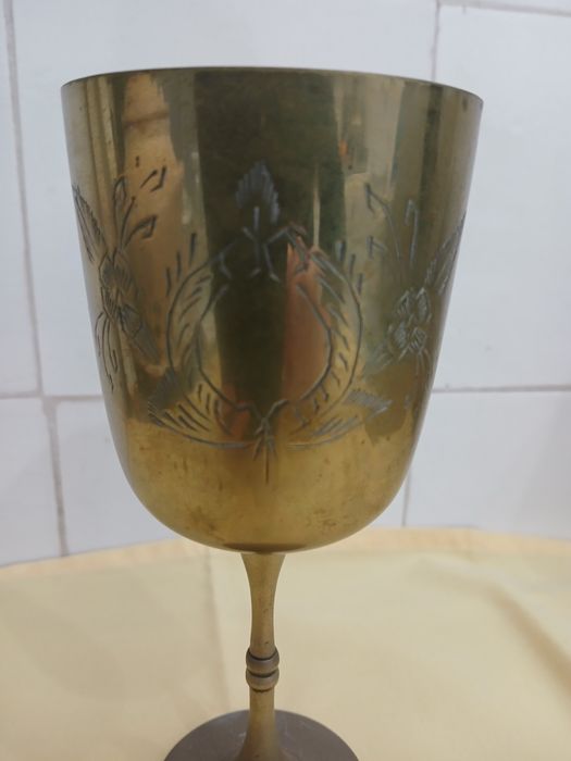 Antigo cálice de eucarístia em prata