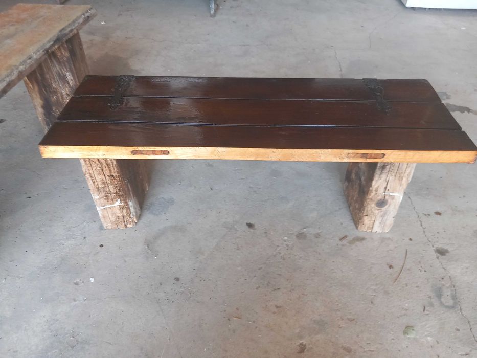 Banco rústico de madeira maciça, antigo, apliques metalicos, altura 35cm Largura 95cm por 35cm