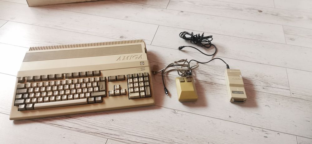Nowe Commodore Amiga A500  RAM 1MB
a 
Nigdy nieotwieran