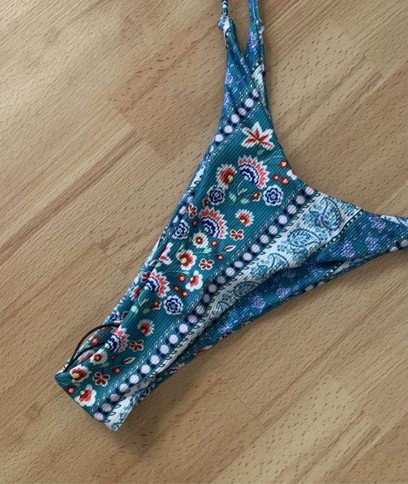 Biquíni azul estilo brasileiro