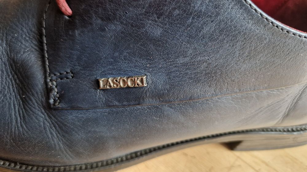 Lasocki półbuty męskie granatowe  z czerwonymi sznurówkami