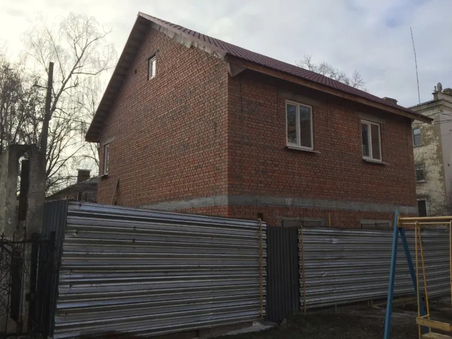 Продам двоповерховий будинок в центрі міста.