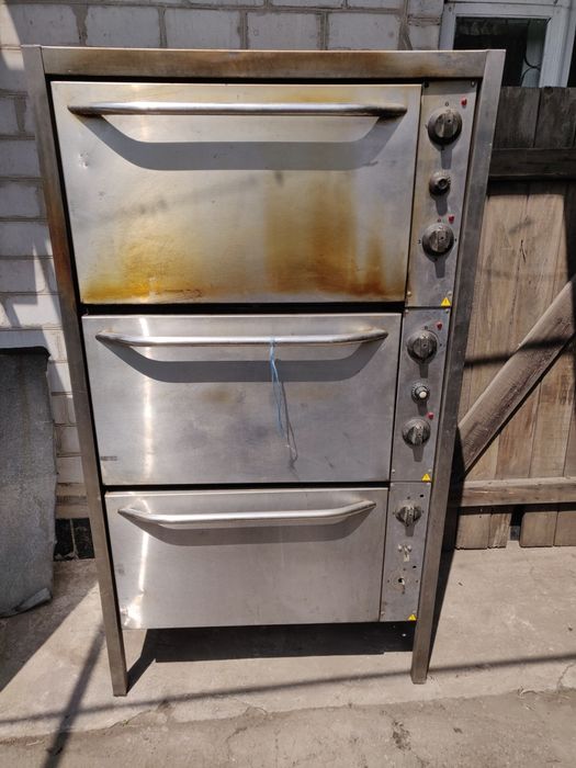 Продам жарочный электрический шкаф 3-х секционный 380 Вольт